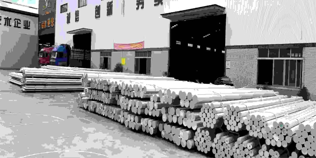 Raw material storage yard at Guangyan Aluminum factory - Large reserves of high-quality aluminum ingots. We strictly control quality from the source, guaranteeing stable performance and pure composition of our aluminum profiles, eliminating quality concerns for customers.