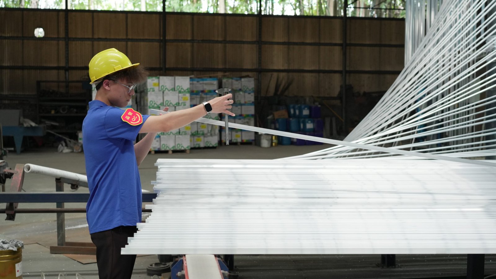 Guangyan Aluminum full-line quality inspection team conducting final pre-shipment checks on appearance, dimensions, and performance. We are your reliable quality gatekeeper, rejecting any defective products