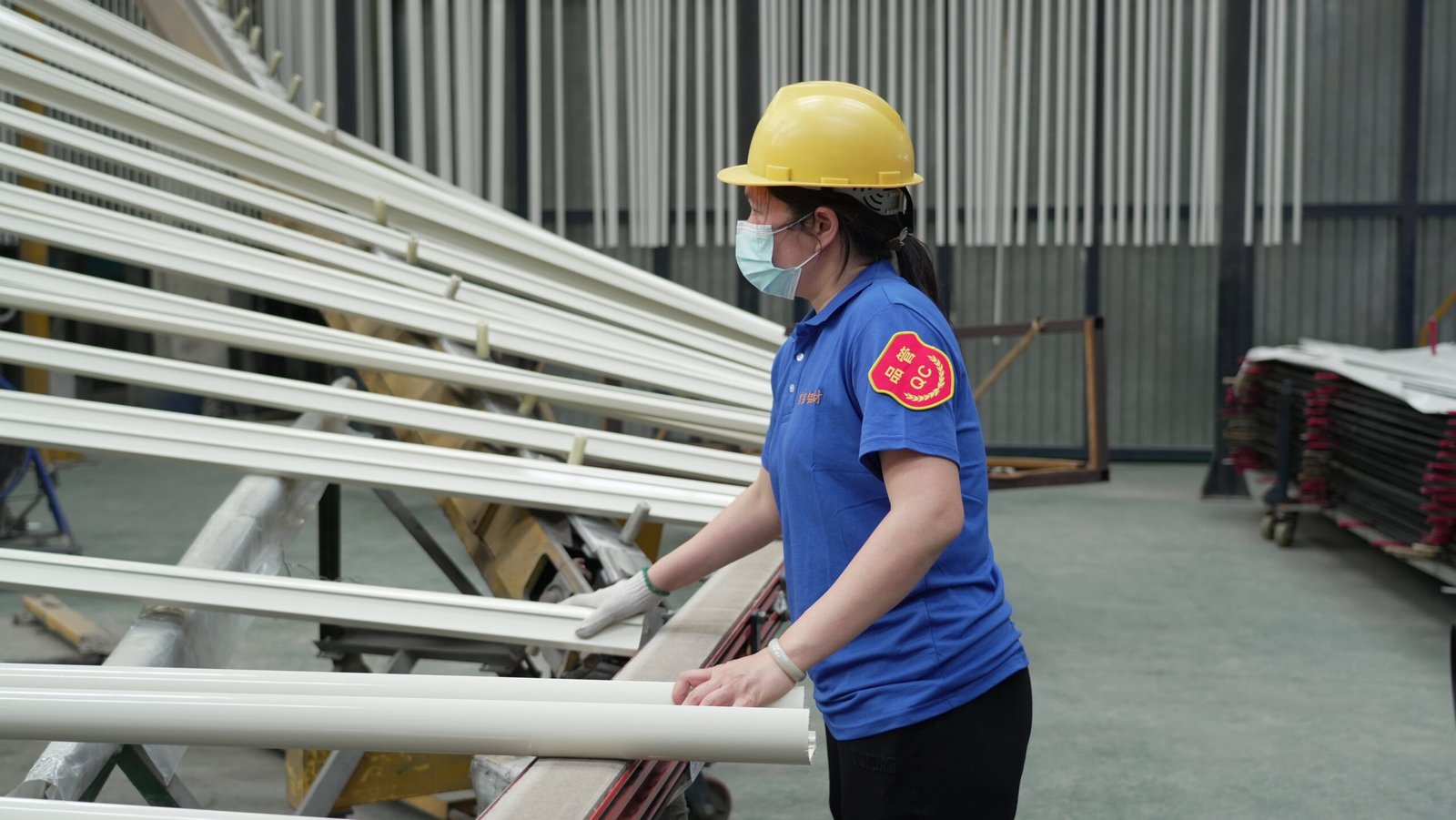 Guangyan Aluminum quality inspector uses precision instruments to measure color difference and coating thickness on sprayed profiles, ensuring uniform color and达标 (standard-meeting) film thickness for every batch, addressing your concerns about color mismatch and coating durability