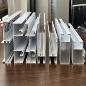 Vista del perfil de aluminio con rotura de puente térmico Serie 70, diseñado para el clima de Perú. Muestra su estructura multicámara y tecnología de aislamiento, resolviendo eficazmente problemas de condensación, corrosión y alto consumo energético.